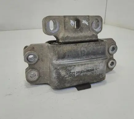 Volkswagen PASSAT B6 Engine mount bracket 3C0199555