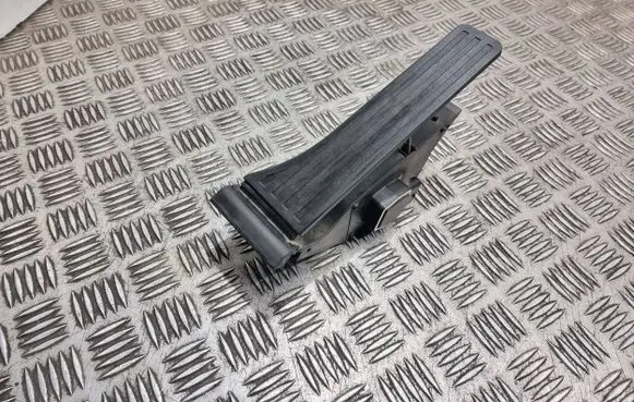 Mercedes-Benz E W212 Accelerator throttle pedal A4513000000 0287 311013