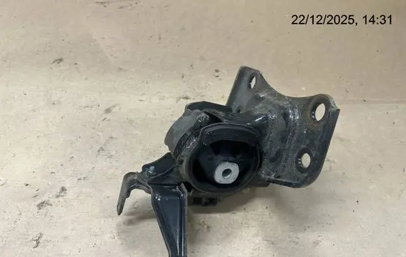 Toyota Auris E180 Engine mount bracket 