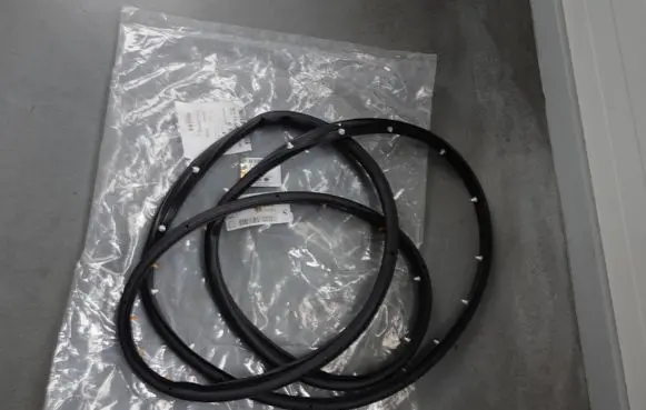 Opel Zafira C Front door rubber seal 39019691