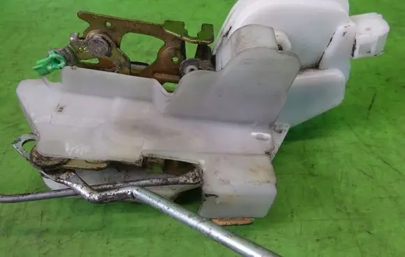 Mitsubishi Outlander Front door lock