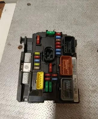 Citroen DS3 Fuse module 9667199680