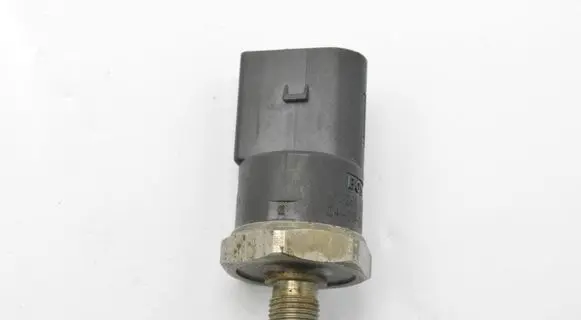 Volkswagen Golf V Fuel pressure sensor 06D906051