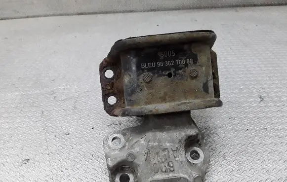 Citroen C4 I Engine mount bracket 9636270080