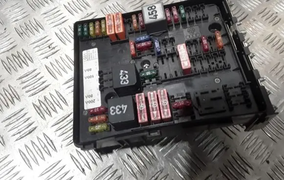 Volkswagen Golf V Fuse module 1K0937124K
