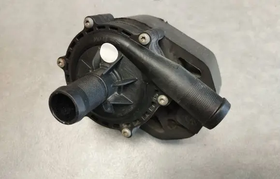 Mercedes-Benz B W246 W242 Water pump 101556500C
