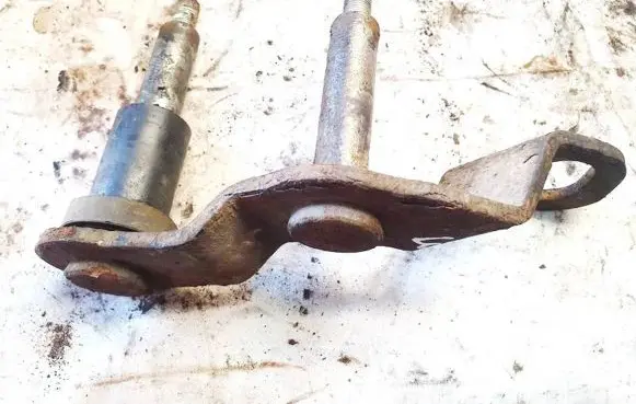 Nissan NV200 Engine mounting bracket
