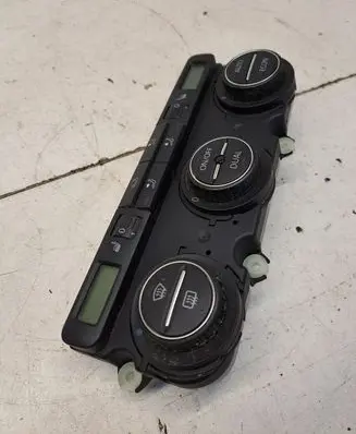 Volkswagen PASSAT B6 Climate control unit 74677532