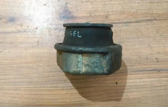 Volkswagen Transporter - Caravelle T4 Engine mount bracket