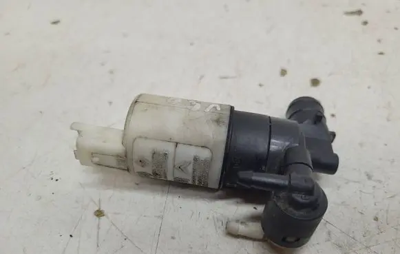Volvo V50 Windscreen/windshield washer pump 8200067015