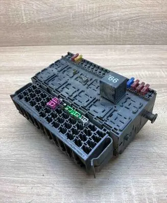 Volkswagen Golf III Fuse module 357937039