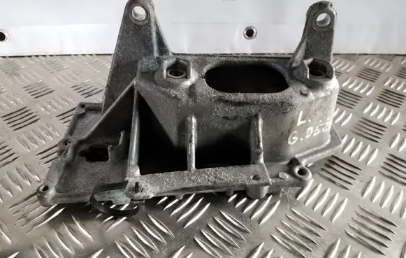 Nissan Juke I F15 Gearbox mounting bracket