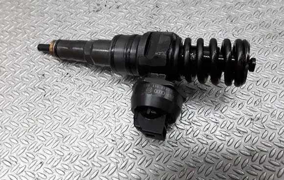Volkswagen Golf V Fuel injector 038130073AG