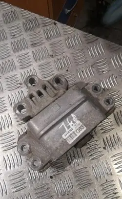 Volkswagen PASSAT B7 Engine mount bracket 1k0199555