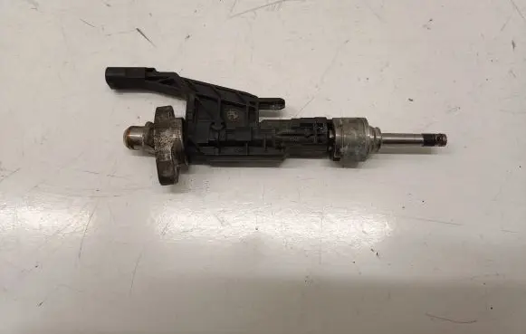 BMW 1 F40 Fuel injector 8656548
