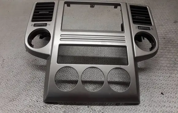 Nissan X-Trail T30 Radio/GPS head unit trim 68260EQ100
