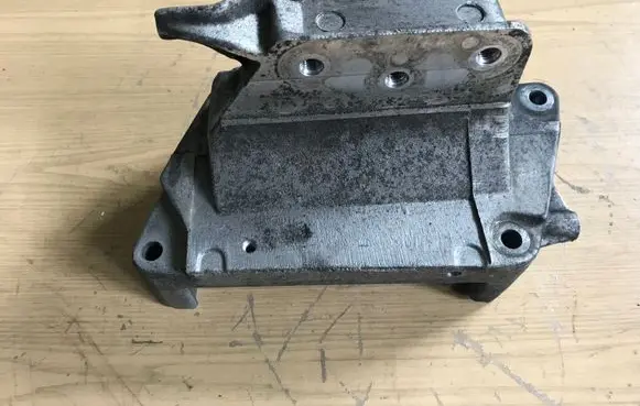 Opel Astra J Engine mounting bracket 55565439