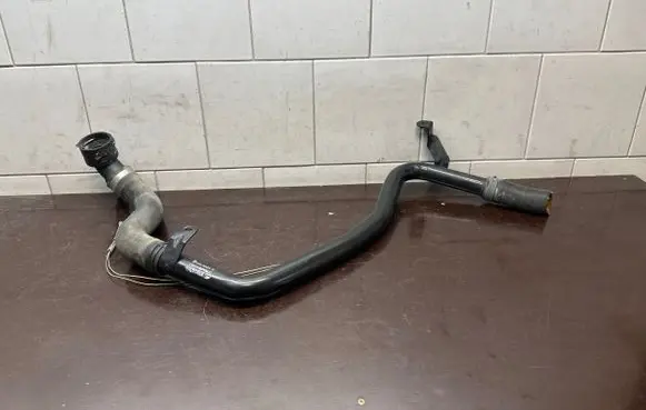 Audi Q7 4L Engine coolant pipe/hose 7L0121070B