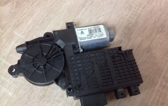 Citroen C4 I Picasso Front door window regulator motor 9682495580