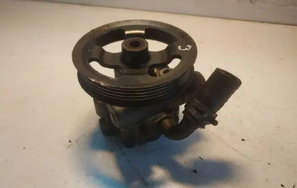 Toyota Avensis T250 Power steering pump U09