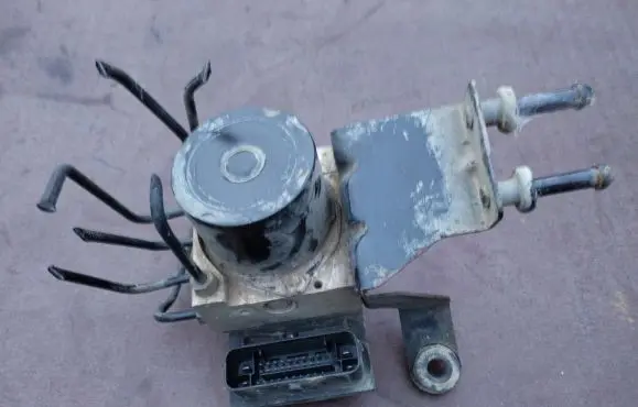 Skoda Fabia Mk2 (5J) ABS Pump 6R0907379D 0265800636