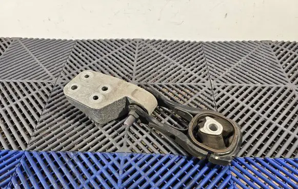 Toyota C-HR I Engine mount bracket