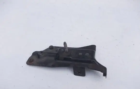 Audi A3 S3 8P Fender mounting bracket 8P0821135