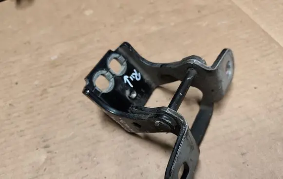 Jeep Cherokee III KJ Rear door lower hinge