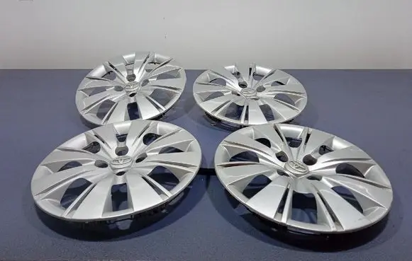 Toyota Yaris R17 wheel hub/cap/trim 5702017589336