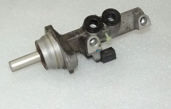 Volkswagen Golf VI Master brake cylinder 1K1614019R 1K1614019G
