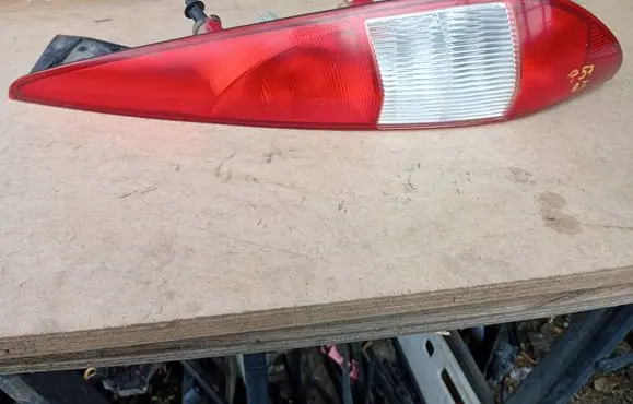 Ford Mondeo Mk III Rear/tail lights 982103