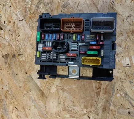 Peugeot 3008 I Fuse module 9807028580