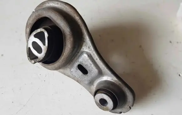 Opel Movano B Engine mount bracket 93860700