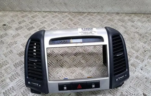 Hyundai Santa Fe Dashboard side air vent grill/cover trim