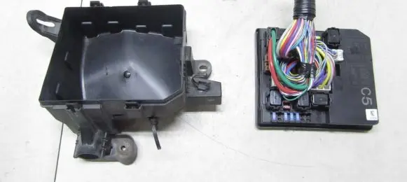 Nissan Juke I F15 Fuse module 284B71KA0D