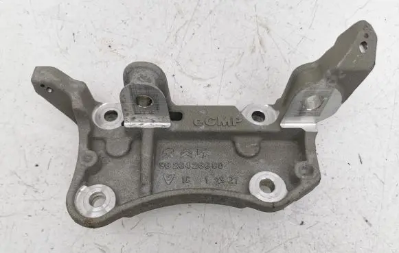 Engine mounting bracket