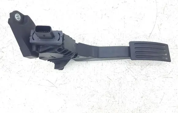 Accelerator throttle pedal