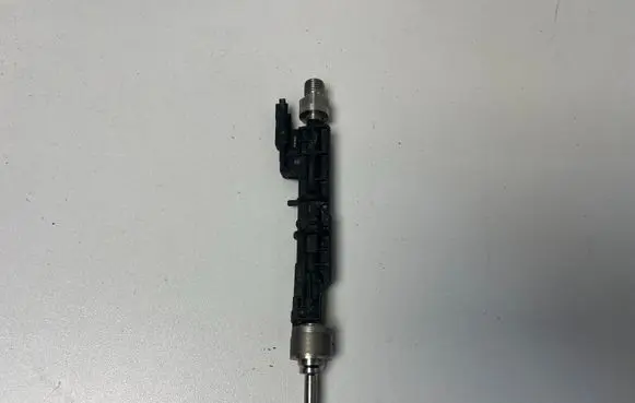BMW M5 F90 Fuel injector 7852362