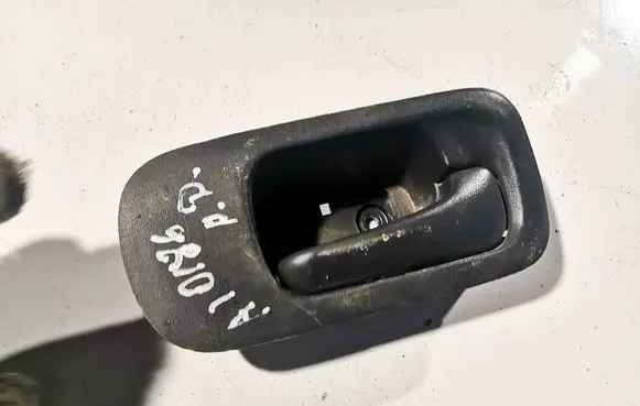 Honda CR-V Front door interior handle 