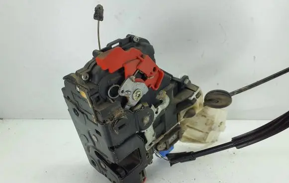 Volkswagen Golf VI Rear door lock 7L0839015D DA66670