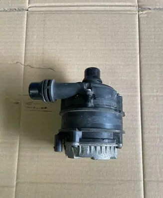Mercedes-Benz C W205 Water pump 0005002686