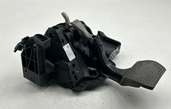 Opel Corsa D Brake pedal 55700896 20955 00307