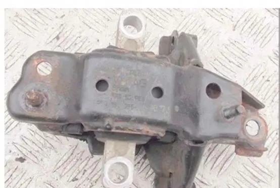 Volkswagen Polo Engine mount bracket