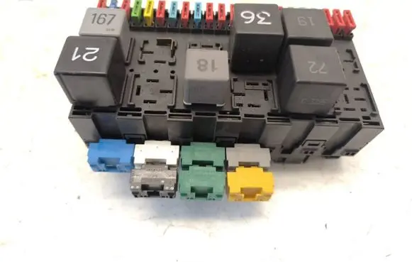 Volkswagen Golf III Fuse module 357937039