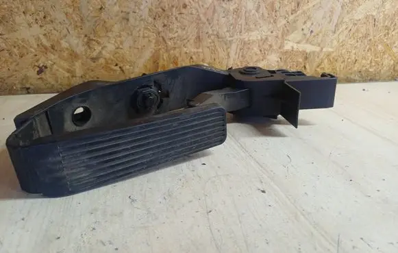 Accelerator throttle pedal