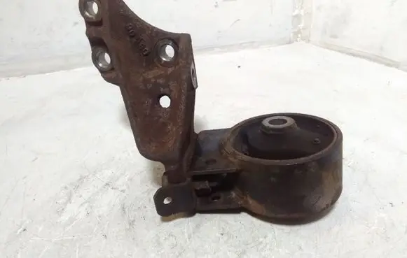 Toyota Yaris Engine mount bracket
