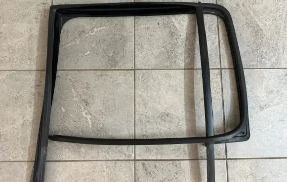 Volkswagen Amarok Rubber seal rear door window/glass 