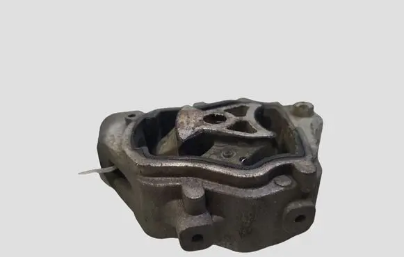 Volvo V70 Engine mount bracket