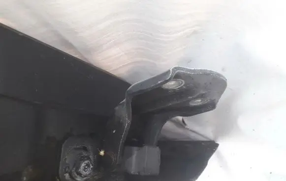 Hyundai Lantra I Rear door lower hinge