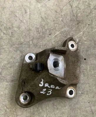 Engine mounting bracket